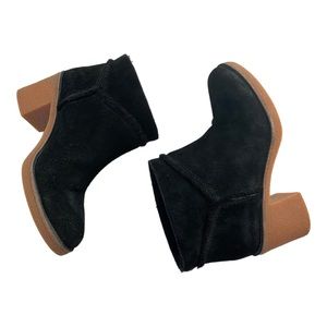 UGG Kasen Black Suede Ankle Boot. Size: US 8.5
